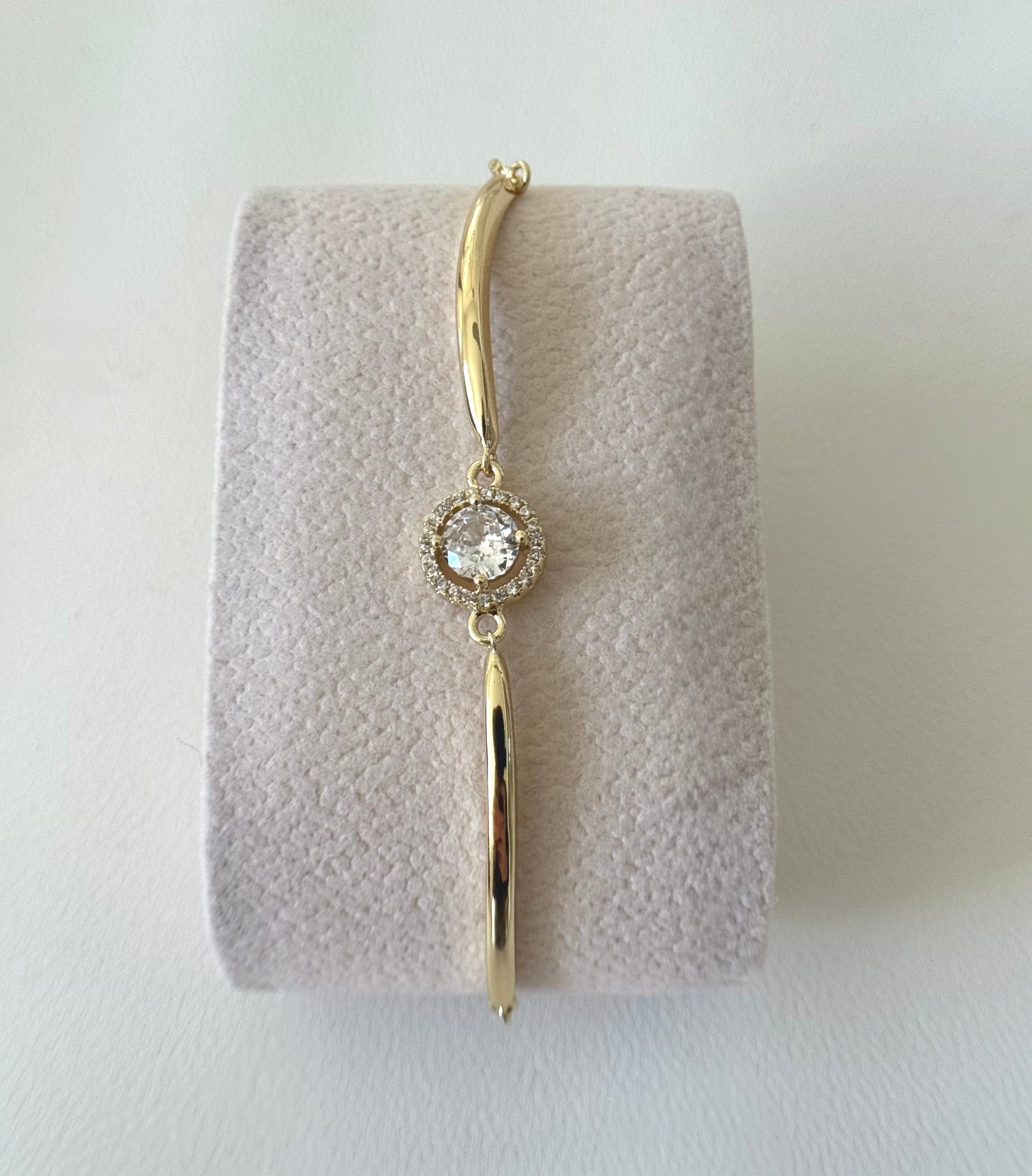 Gold Plated 14K – B006

Halo Charm Bangle